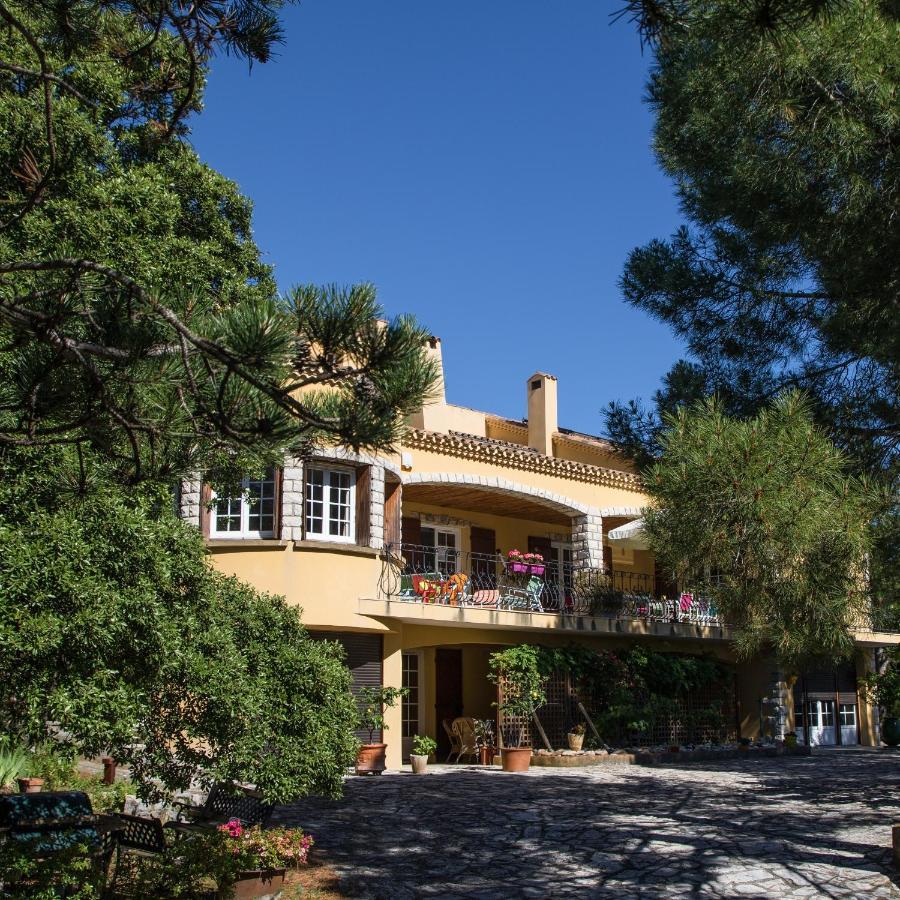 Lou Roucas Hotel Aramon Buitenkant foto
